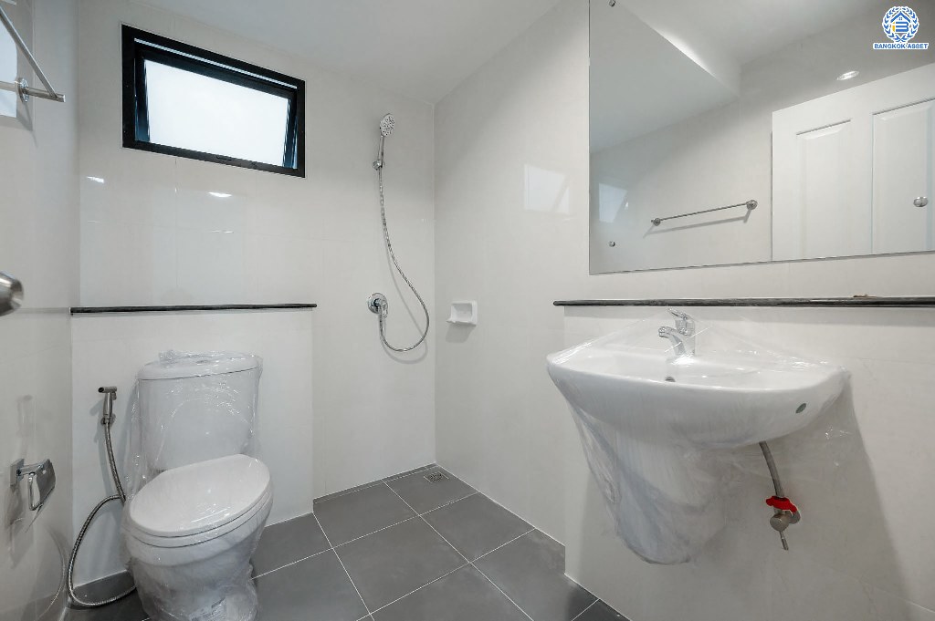 บ้านมือสองตกแต่งใหม่ โครงการ โมดิวิลล่า บางบัวทอง บ้านแฝดสไตล์โมเดิร์น เนื้อที่ 41.2 ตร.ว. ฟังก์ชัน 3 ห้องนอน 2 ห้องน้ำ จอดรถได้ 2 คัน พร้อมอยู่ บนทำเลติดถนนกาญจนาภิเษก ใกล้เซ็นทรัลเวสต์เกต และรถไฟฟ้าสถานี "คลองบางไผ่"...